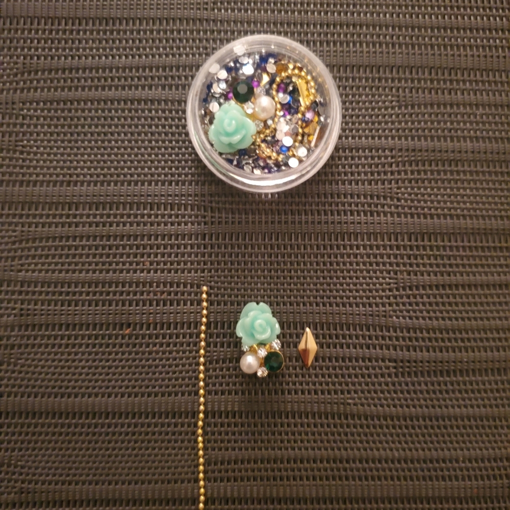 Custom Nail Art: 3D Rhinestones & Charms Set - Picture 3 of 7